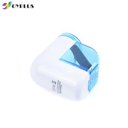 Elektrický holicí strojek na tkaniny